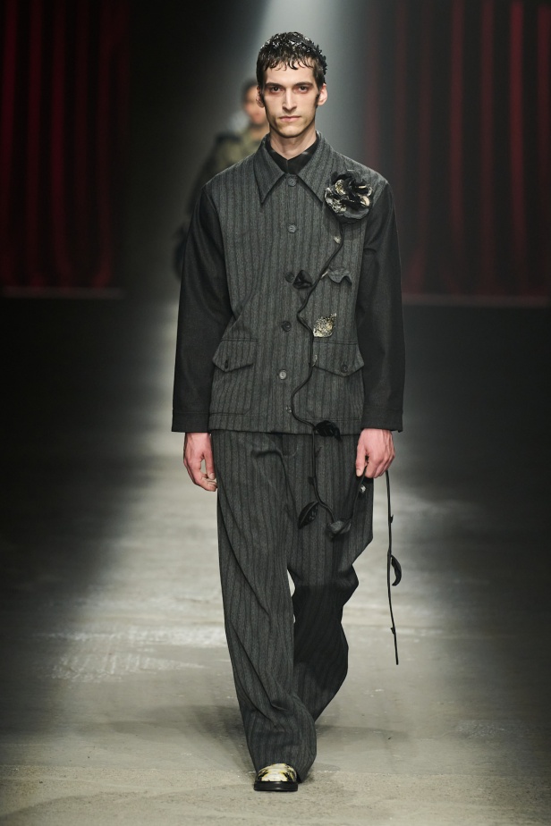 مجموعة Antonio Marras لخريف وشتاء 2025: عمل مسرحي تاريخي يعود إلى الحياة من خلال التصاميم (فيديو)