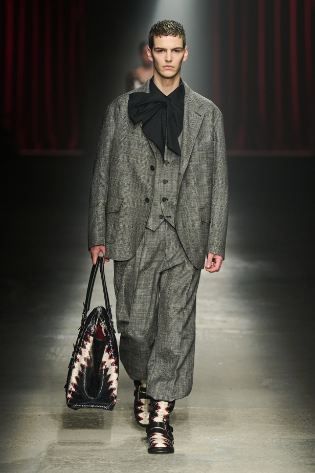 مجموعة Antonio Marras لخريف وشتاء 2025: عمل مسرحي تاريخي يعود إلى الحياة من خلال التصاميم (فيديو)