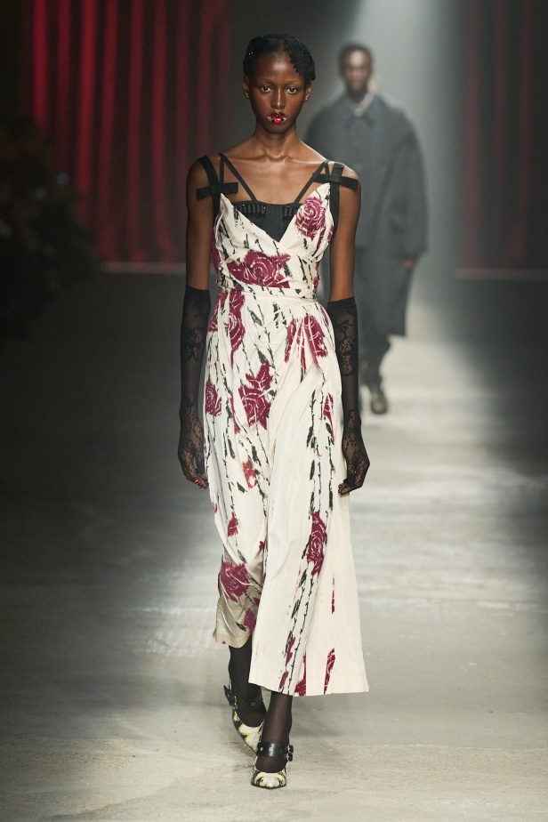 مجموعة Antonio Marras لخريف وشتاء 2025: عمل مسرحي تاريخي يعود إلى الحياة من خلال التصاميم (فيديو)