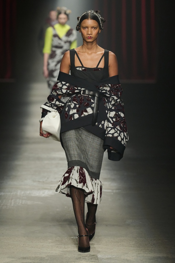 مجموعة Antonio Marras لخريف وشتاء 2025: عمل مسرحي تاريخي يعود إلى الحياة من خلال التصاميم (فيديو)