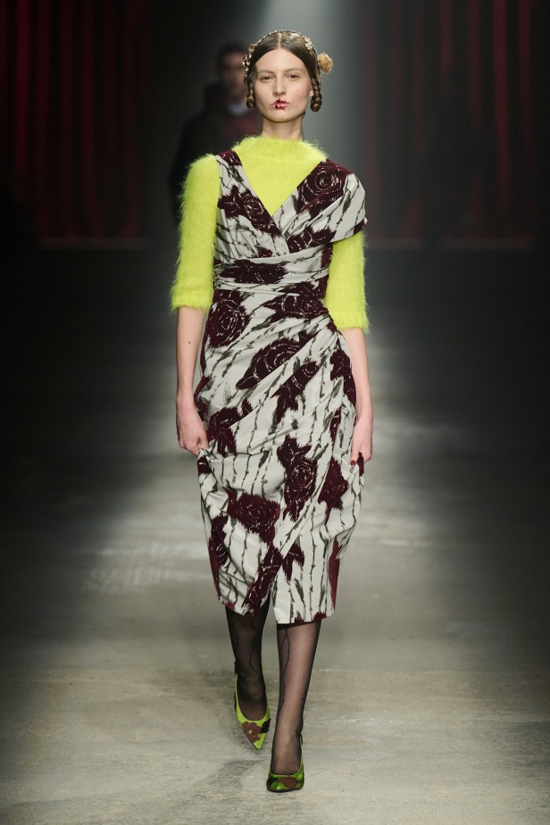 مجموعة Antonio Marras لخريف وشتاء 2025: عمل مسرحي تاريخي يعود إلى الحياة من خلال التصاميم (فيديو)