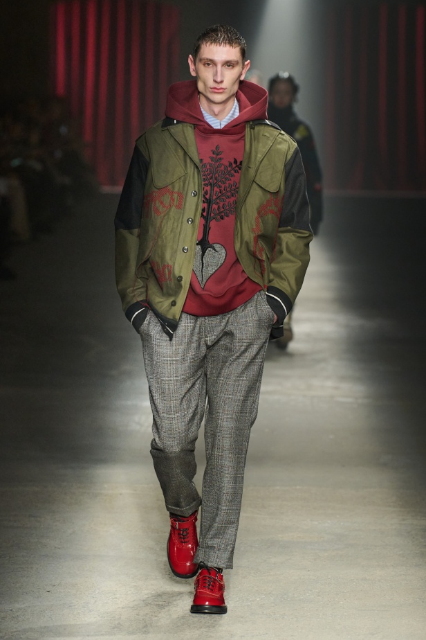 مجموعة Antonio Marras لخريف وشتاء 2025: عمل مسرحي تاريخي يعود إلى الحياة من خلال التصاميم (فيديو)