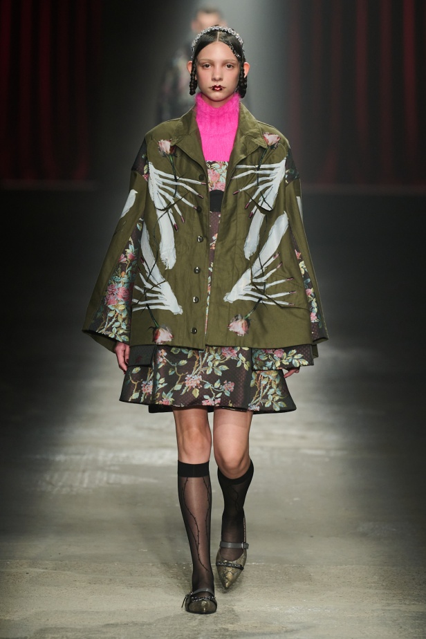 مجموعة Antonio Marras لخريف وشتاء 2025: عمل مسرحي تاريخي يعود إلى الحياة من خلال التصاميم (فيديو)