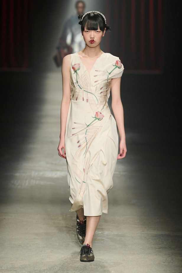 مجموعة Antonio Marras لخريف وشتاء 2025: عمل مسرحي تاريخي يعود إلى الحياة من خلال التصاميم (فيديو)