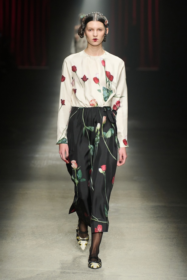 مجموعة Antonio Marras لخريف وشتاء 2025: عمل مسرحي تاريخي يعود إلى الحياة من خلال التصاميم (فيديو)