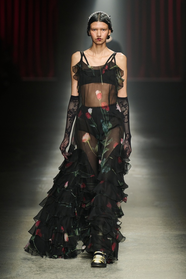 مجموعة Antonio Marras لخريف وشتاء 2025: عمل مسرحي تاريخي يعود إلى الحياة من خلال التصاميم (فيديو)