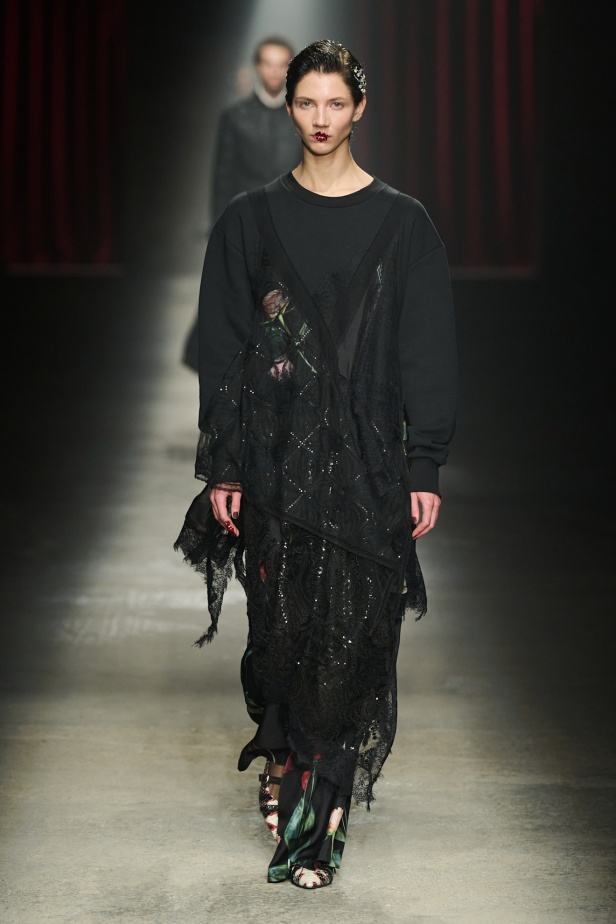 مجموعة Antonio Marras لخريف وشتاء 2025: عمل مسرحي تاريخي يعود إلى الحياة من خلال التصاميم (فيديو)