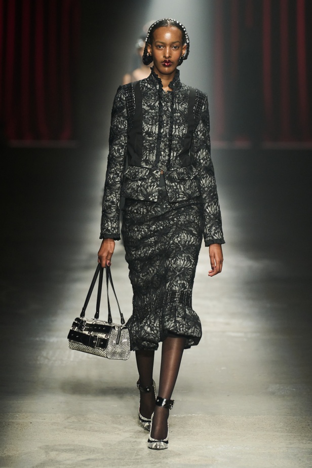 مجموعة Antonio Marras لخريف وشتاء 2025: عمل مسرحي تاريخي يعود إلى الحياة من خلال التصاميم (فيديو)