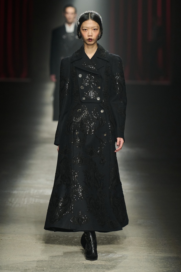 مجموعة Antonio Marras لخريف وشتاء 2025: عمل مسرحي تاريخي يعود إلى الحياة من خلال التصاميم (فيديو)