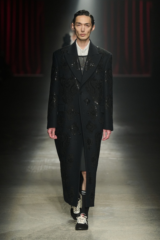 مجموعة Antonio Marras لخريف وشتاء 2025: عمل مسرحي تاريخي يعود إلى الحياة من خلال التصاميم (فيديو)