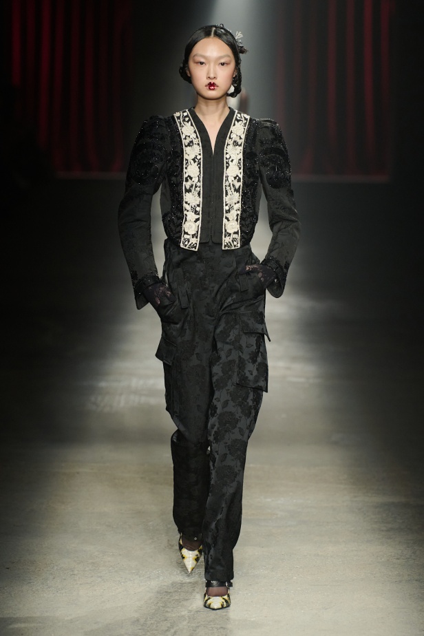 مجموعة Antonio Marras لخريف وشتاء 2025: عمل مسرحي تاريخي يعود إلى الحياة من خلال التصاميم (فيديو)