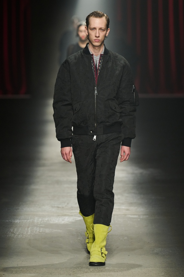 مجموعة Antonio Marras لخريف وشتاء 2025: عمل مسرحي تاريخي يعود إلى الحياة من خلال التصاميم (فيديو)