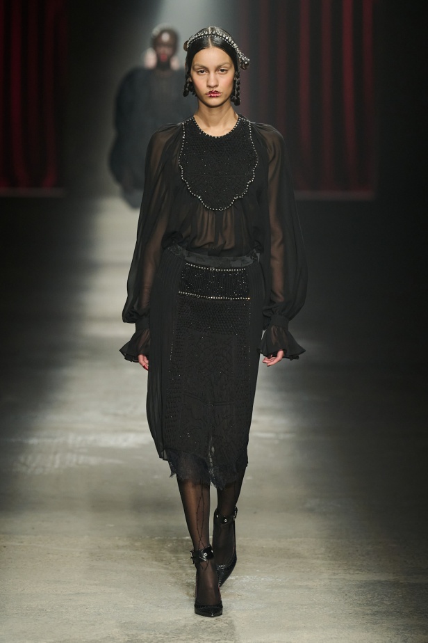 مجموعة Antonio Marras لخريف وشتاء 2025: عمل مسرحي تاريخي يعود إلى الحياة من خلال التصاميم (فيديو)