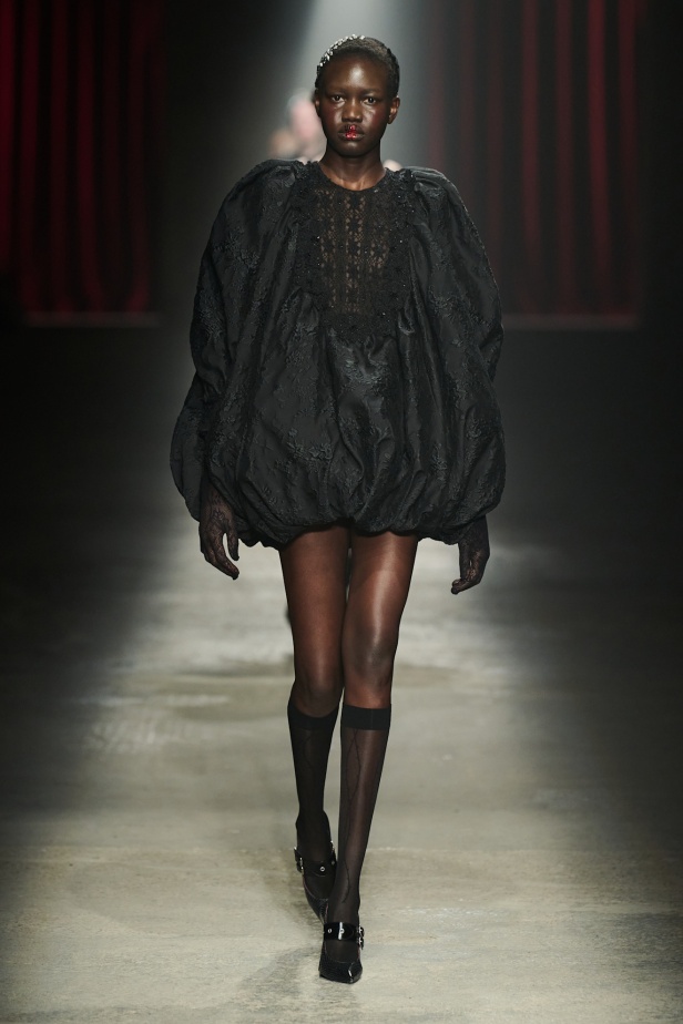 مجموعة Antonio Marras لخريف وشتاء 2025: عمل مسرحي تاريخي يعود إلى الحياة من خلال التصاميم (فيديو)