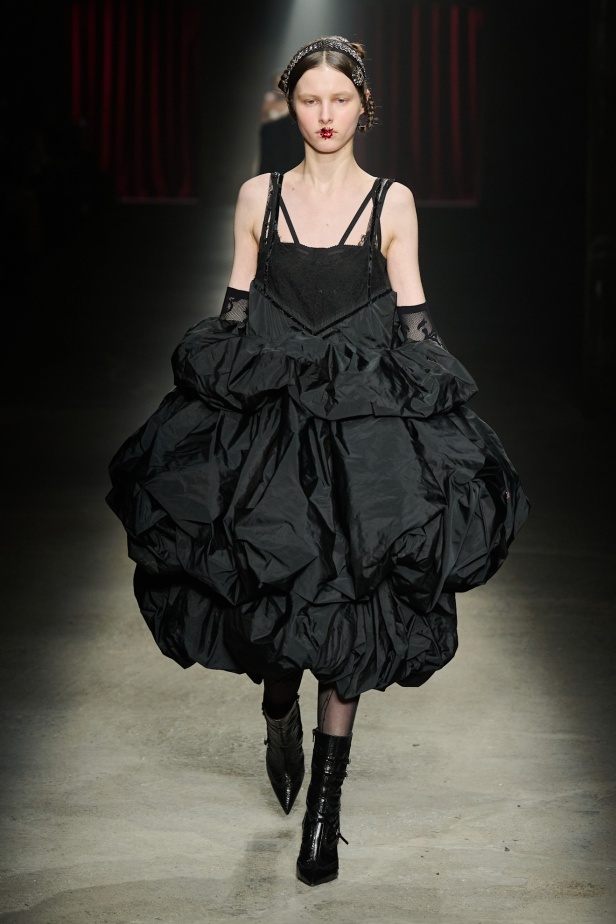 مجموعة Antonio Marras لخريف وشتاء 2025: عمل مسرحي تاريخي يعود إلى الحياة من خلال التصاميم (فيديو)