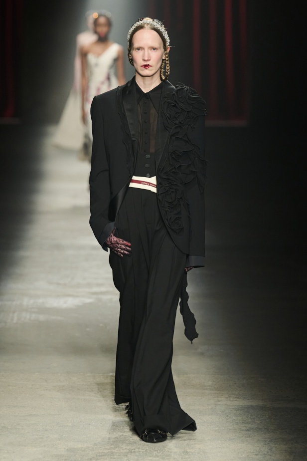 مجموعة Antonio Marras لخريف وشتاء 2025: عمل مسرحي تاريخي يعود إلى الحياة من خلال التصاميم (فيديو)