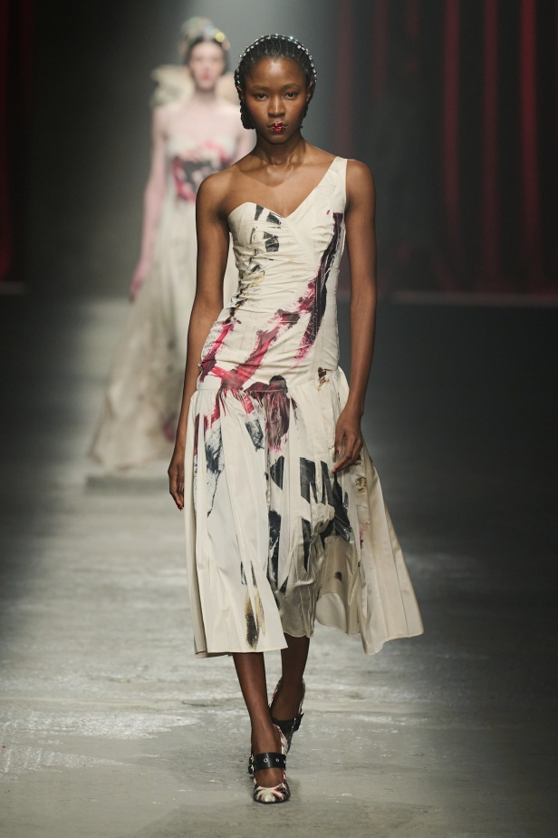 مجموعة Antonio Marras لخريف وشتاء 2025: عمل مسرحي تاريخي يعود إلى الحياة من خلال التصاميم (فيديو)