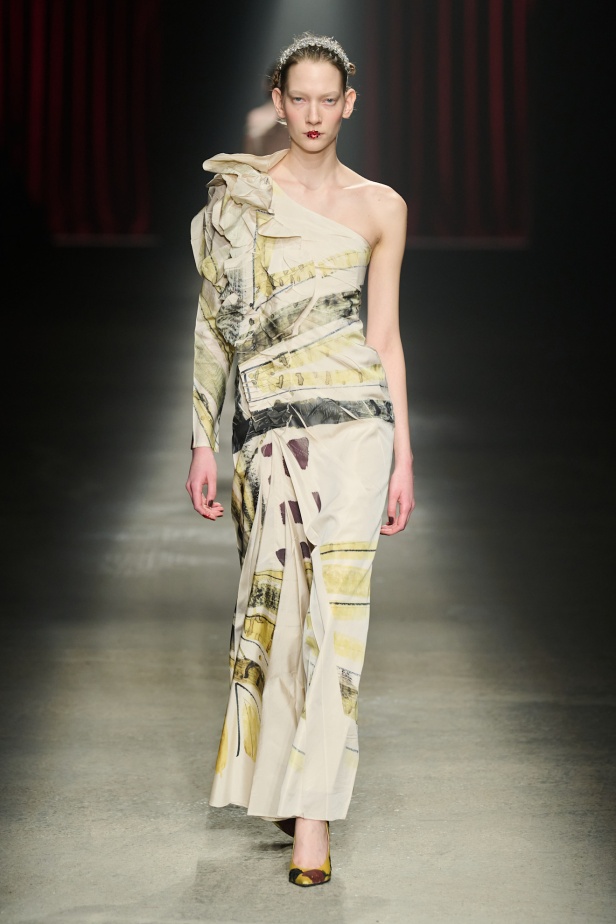 مجموعة Antonio Marras لخريف وشتاء 2025: عمل مسرحي تاريخي يعود إلى الحياة من خلال التصاميم (فيديو)