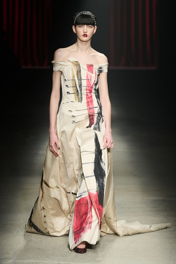 مجموعة Antonio Marras لخريف وشتاء 2025: عمل مسرحي تاريخي يعود إلى الحياة من خلال التصاميم (فيديو)