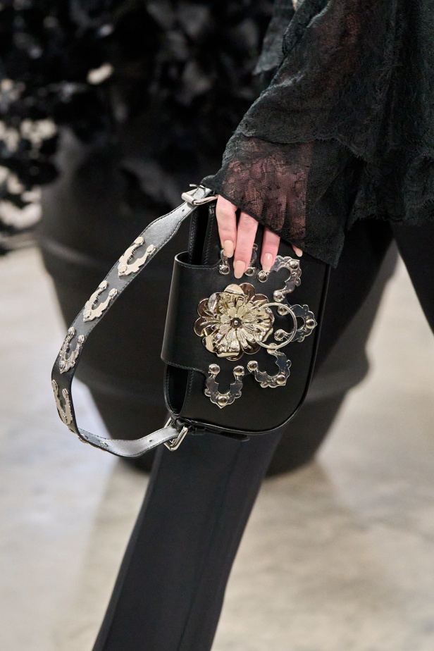 في أول مجموعة تحمل توقيعه لـ Blumarine ديفيد كوما يكرّم الأنوثة في السينما الإيطالية