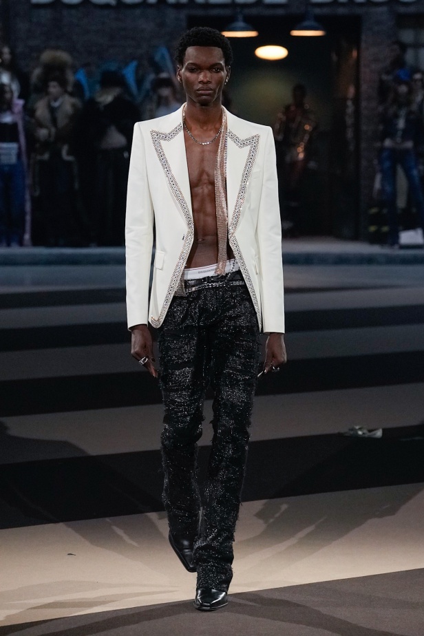 علامة ديسكوارد تحتفل بثلاثين عام من الابداع في عرض احتفالي رائع