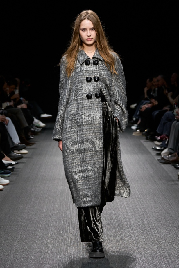 مجموعة الفخامة والرقي.. Emporio Armani تطلق مجموعتها لخريف وشتاء 2025 في ميلان