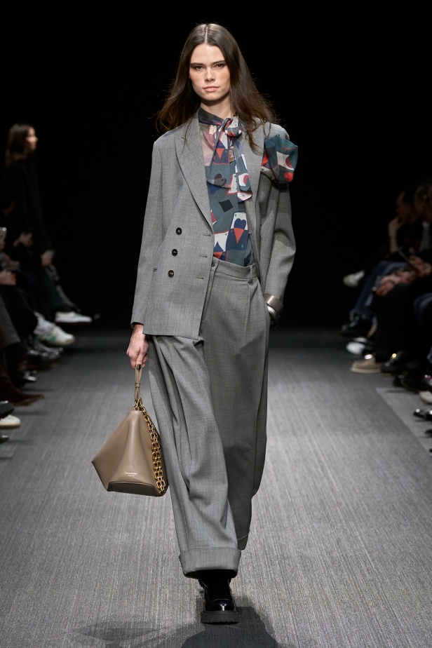 مجموعة الفخامة والرقي.. Emporio Armani تطلق مجموعتها لخريف وشتاء 2025 في ميلان