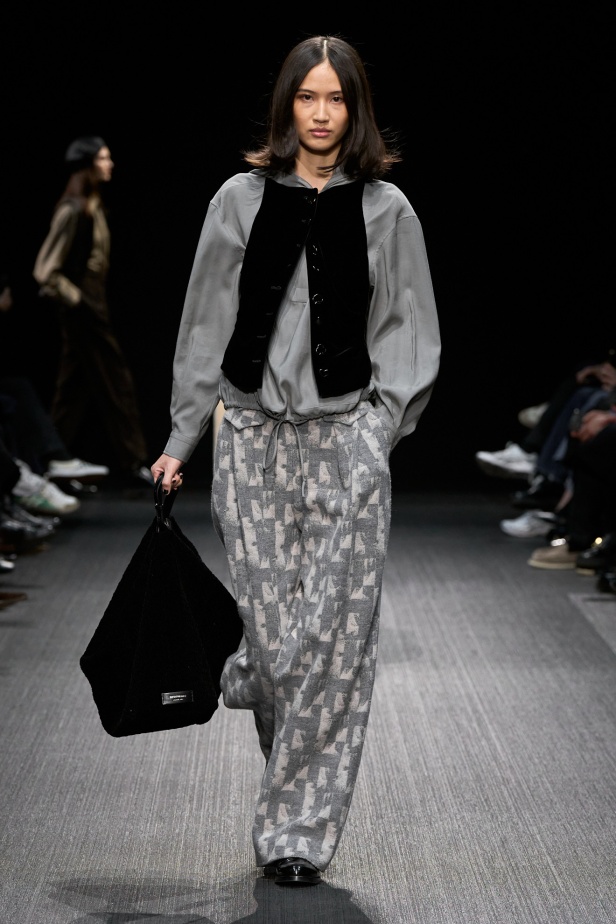 مجموعة الفخامة والرقي.. Emporio Armani تطلق مجموعتها لخريف وشتاء 2025 في ميلان