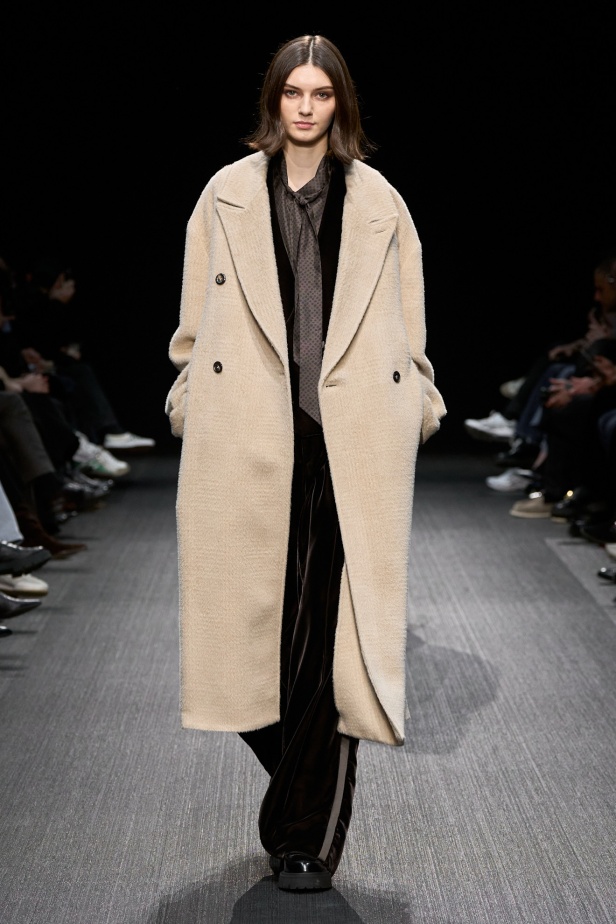 مجموعة الفخامة والرقي.. Emporio Armani تطلق مجموعتها لخريف وشتاء 2025 في ميلان