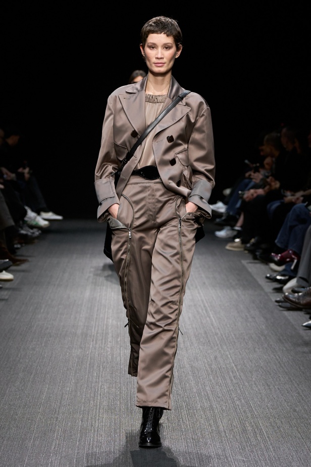 مجموعة الفخامة والرقي.. Emporio Armani تطلق مجموعتها لخريف وشتاء 2025 في ميلان