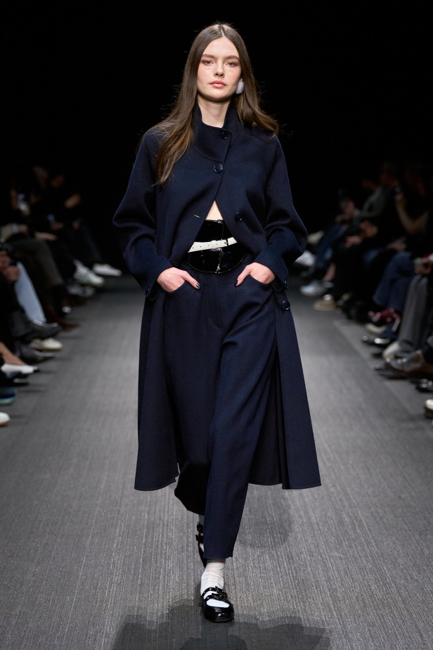 مجموعة الفخامة والرقي.. Emporio Armani تطلق مجموعتها لخريف وشتاء 2025 في ميلان