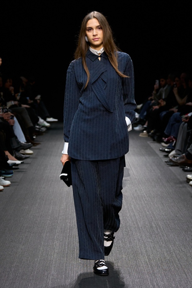 مجموعة الفخامة والرقي.. Emporio Armani تطلق مجموعتها لخريف وشتاء 2025 في ميلان