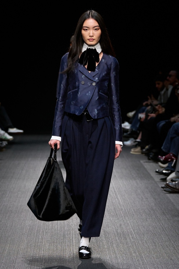 مجموعة الفخامة والرقي.. Emporio Armani تطلق مجموعتها لخريف وشتاء 2025 في ميلان