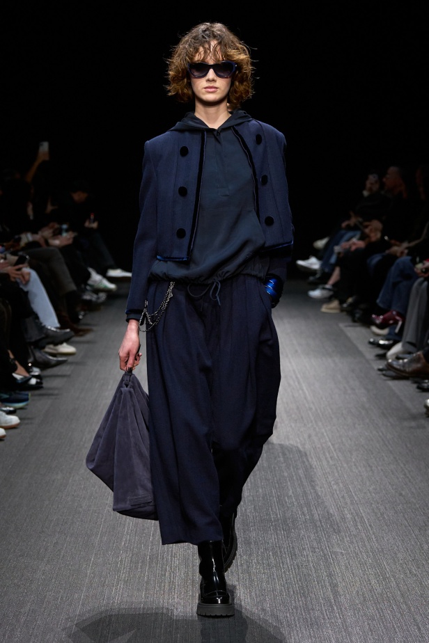 مجموعة الفخامة والرقي.. Emporio Armani تطلق مجموعتها لخريف وشتاء 2025 في ميلان