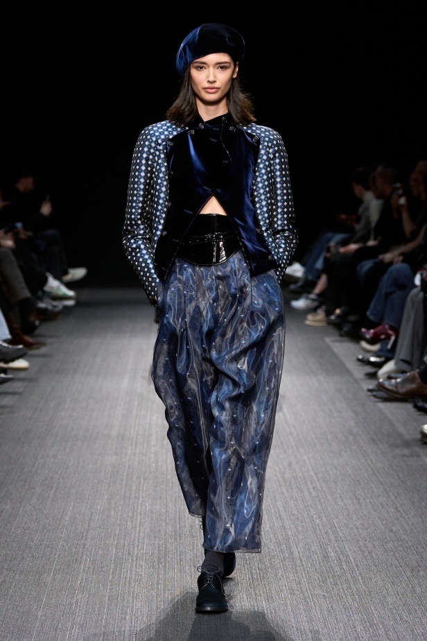 مجموعة الفخامة والرقي.. Emporio Armani تطلق مجموعتها لخريف وشتاء 2025 في ميلان