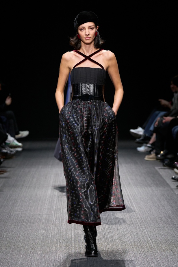 مجموعة الفخامة والرقي.. Emporio Armani تطلق مجموعتها لخريف وشتاء 2025 في ميلان