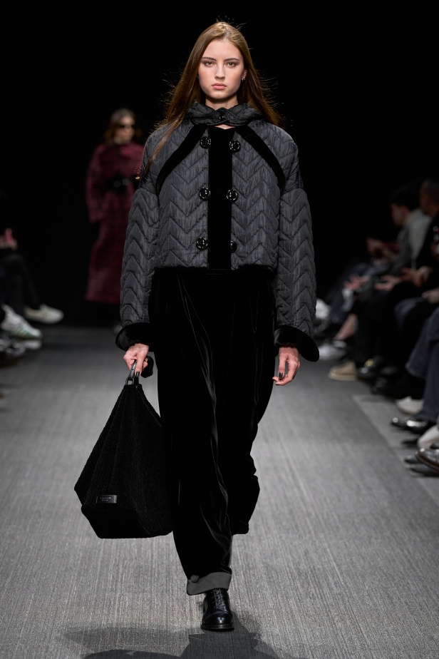 مجموعة الفخامة والرقي.. Emporio Armani تطلق مجموعتها لخريف وشتاء 2025 في ميلان