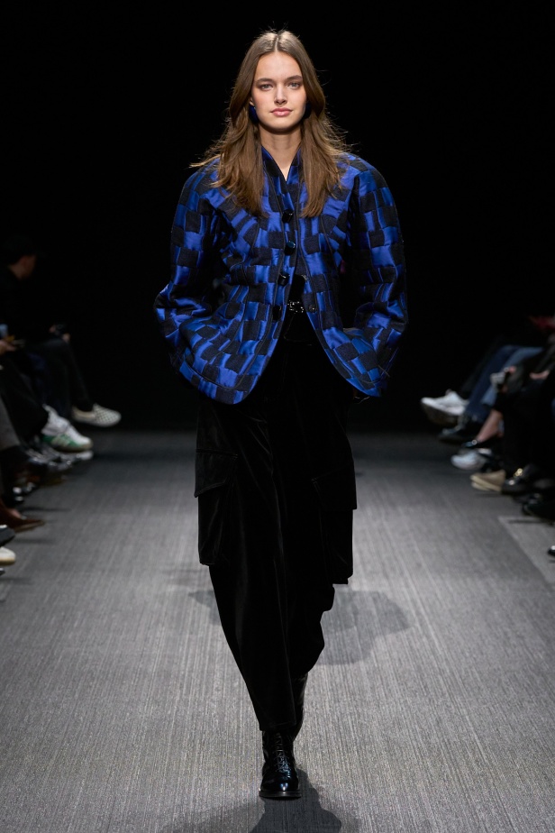 مجموعة الفخامة والرقي.. Emporio Armani تطلق مجموعتها لخريف وشتاء 2025 في ميلان