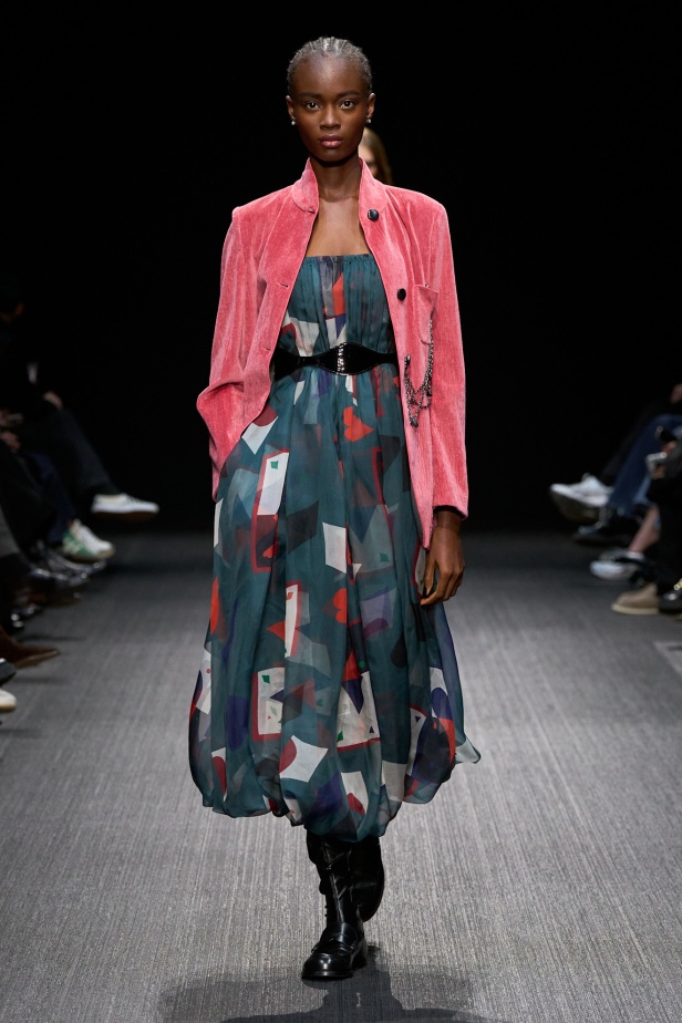 مجموعة الفخامة والرقي.. Emporio Armani تطلق مجموعتها لخريف وشتاء 2025 في ميلان