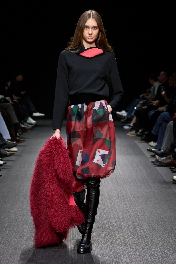 مجموعة الفخامة والرقي.. Emporio Armani تطلق مجموعتها لخريف وشتاء 2025 في ميلان