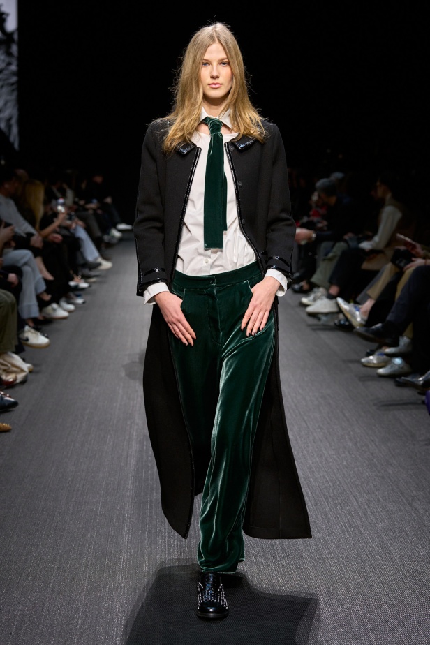 مجموعة الفخامة والرقي.. Emporio Armani تطلق مجموعتها لخريف وشتاء 2025 في ميلان