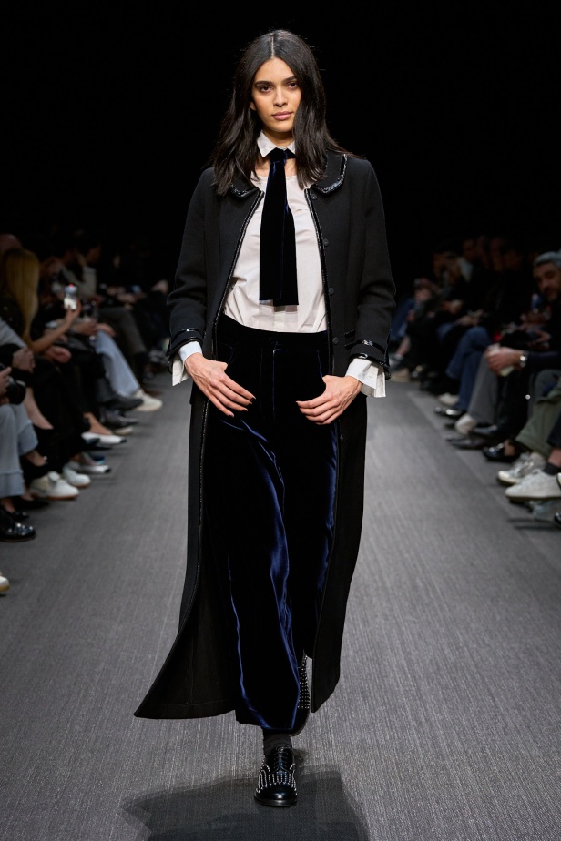 مجموعة الفخامة والرقي.. Emporio Armani تطلق مجموعتها لخريف وشتاء 2025 في ميلان