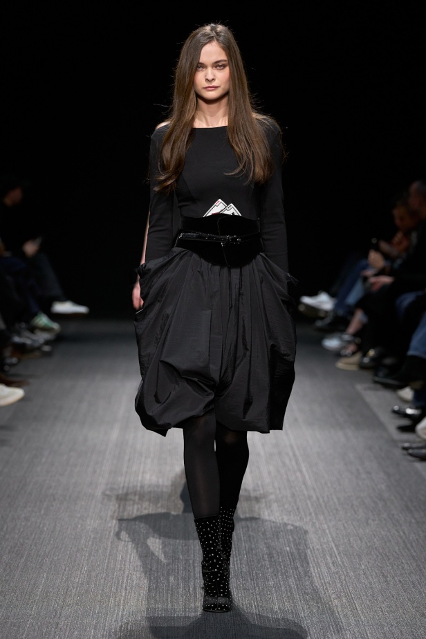 مجموعة الفخامة والرقي.. Emporio Armani تطلق مجموعتها لخريف وشتاء 2025 في ميلان