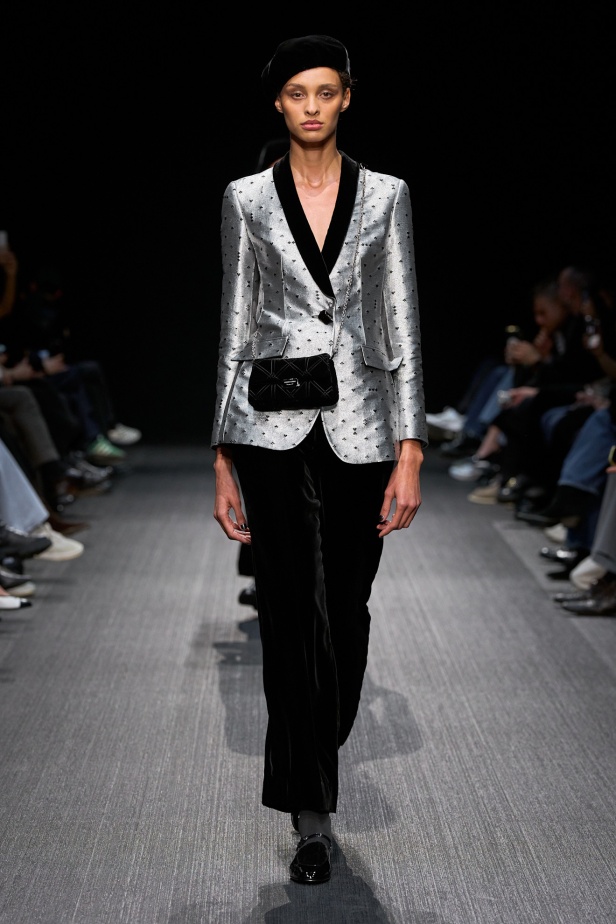 مجموعة الفخامة والرقي.. Emporio Armani تطلق مجموعتها لخريف وشتاء 2025 في ميلان