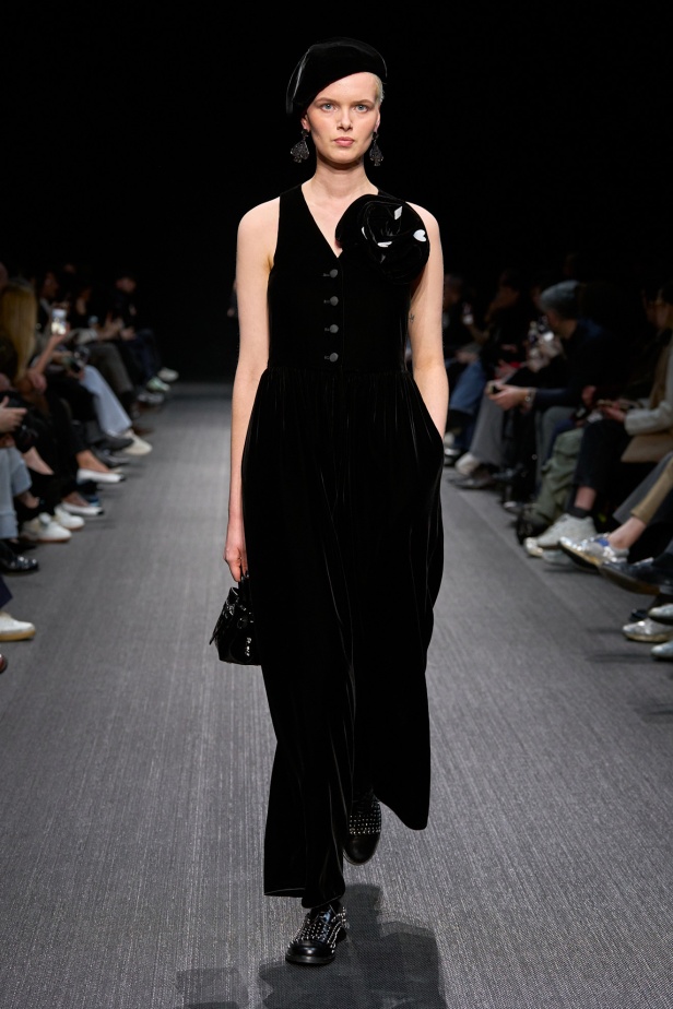 مجموعة الفخامة والرقي.. Emporio Armani تطلق مجموعتها لخريف وشتاء 2025 في ميلان