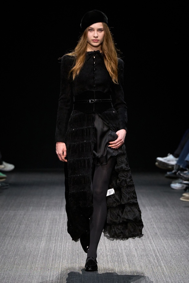 مجموعة الفخامة والرقي.. Emporio Armani تطلق مجموعتها لخريف وشتاء 2025 في ميلان