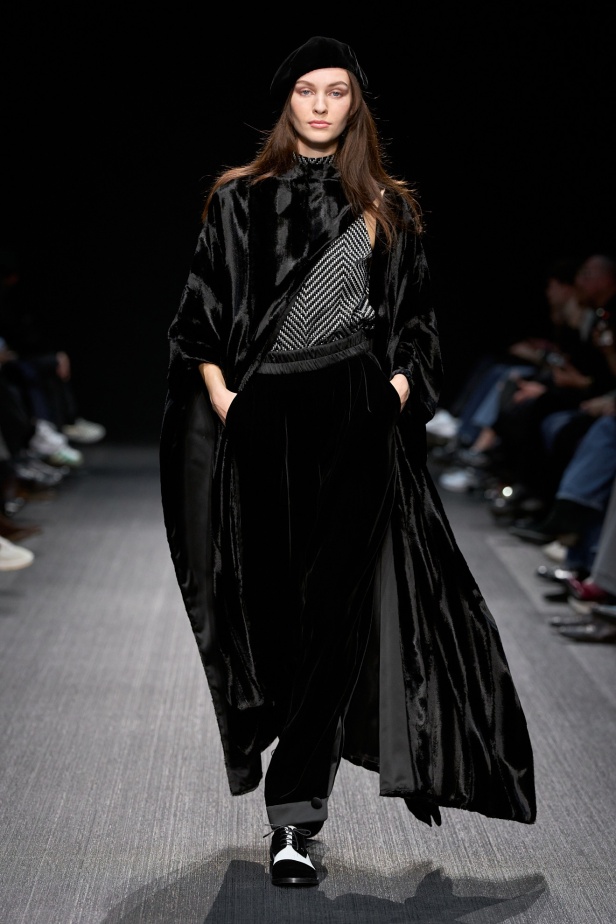 مجموعة الفخامة والرقي.. Emporio Armani تطلق مجموعتها لخريف وشتاء 2025 في ميلان