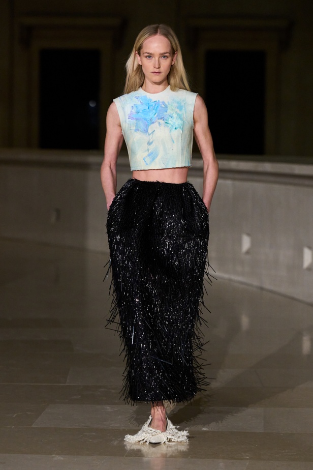 Erdem لخريف وشتاء 2025: لوحات حالمة تنبض بالحركة.. تحكي قصصًا من الذكريات والضوء (فيديو)