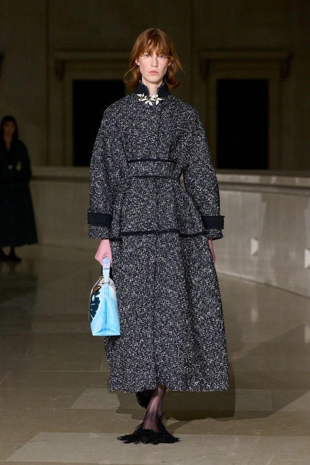 Erdem لخريف وشتاء 2025: لوحات حالمة تنبض بالحركة.. تحكي قصصًا من الذكريات والضوء (فيديو)