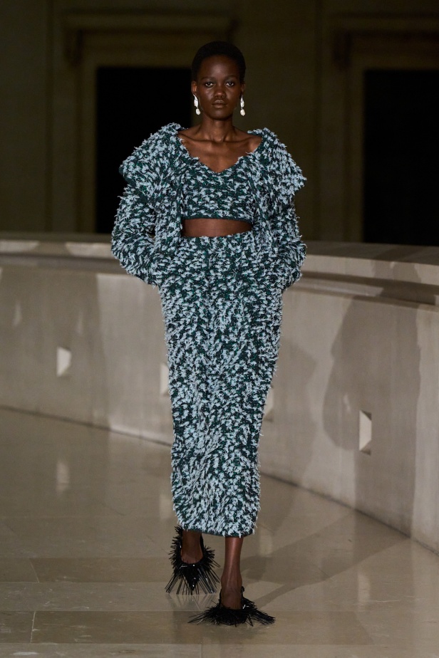 Erdem لخريف وشتاء 2025: لوحات حالمة تنبض بالحركة.. تحكي قصصًا من الذكريات والضوء (فيديو)